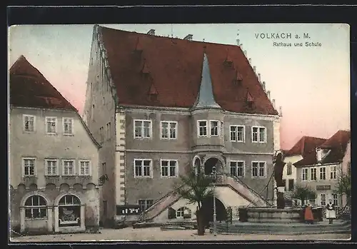 AK Volkach a. M., Rathaus und Schule mit Geschäft und Brunnen