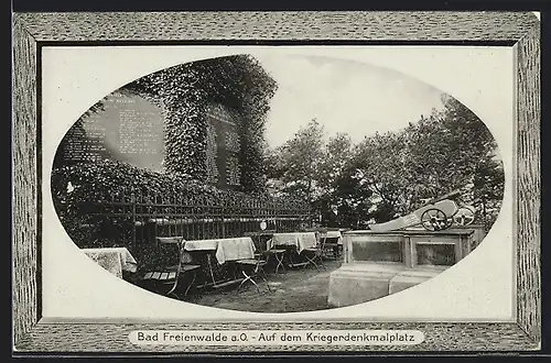 AK Bad Freienwalde a. O., Auf dem Kriegerdenkmalplatz, Passepartout