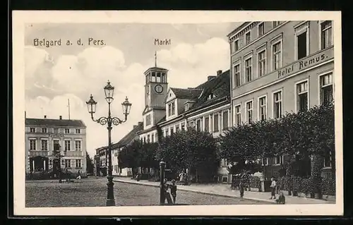 AK Belgard a. d. Pers., Markt mit Hotel Remus