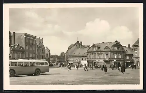 AK Horni Litvinov, Stadtplatz mit Bus und Passanten