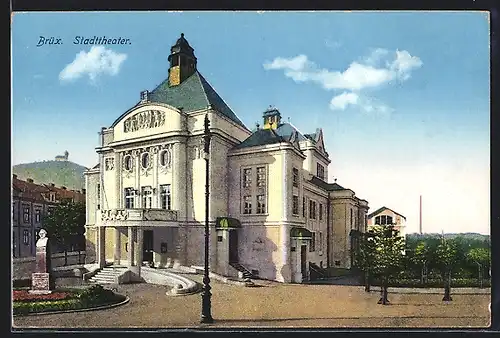 AK Brüx / Most, Mestske divadlo, Denkmal an der Kirche