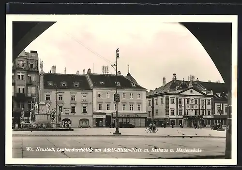 AK Wiener Neustadt, Laubendurchblick am Platz mit Rathaus