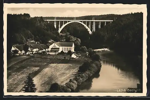 AK Bechyne, am Flussufer und Blick auf die Bogenbrücke