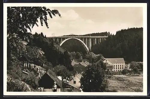 AK Lázne Bechyne, Teilansicht mit Eisenbahnbrücke