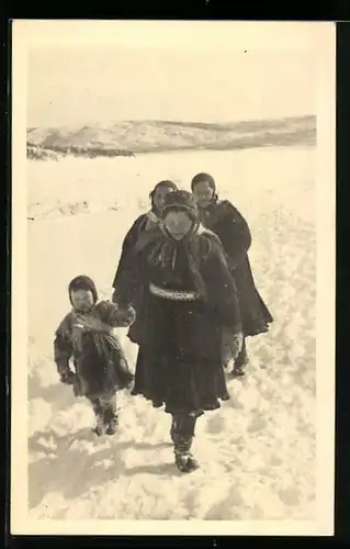 Foto-AK Finnische Familie in Tracht im Schnee