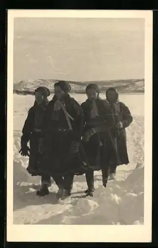 Foto-AK Finninnen in Trachtenkleidung im Schnee