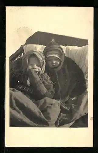 Foto-AK Zwei finnische Kinder in winterlicher Kleidung