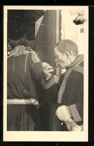 Foto-AK Finne im Mantel raucht Tabakspfeife