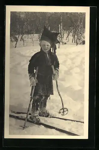 Foto-AK Finnischer Junge auf Skiern im Schnee