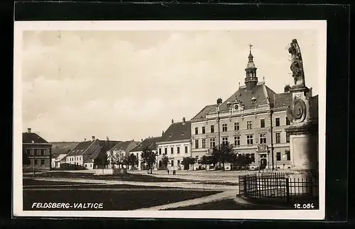 AK Feldsberg, Strassenpartie mit Denkmal