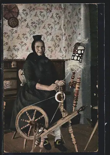 AK Alte Frau in hessischer Tracht am Spinnrad