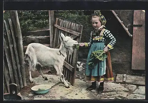 AK Kleines Mädchen füttert eine Ziege, hessische Tracht