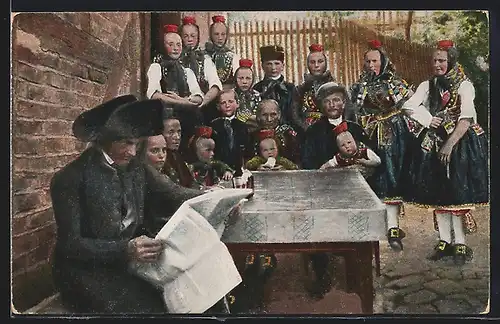 AK Schwälmer Familie sitzt vor ihrem Haus, hessische Tracht