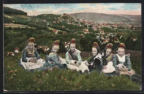 AK Hessische Trachten, Mädchen auf einer Blumenwiese