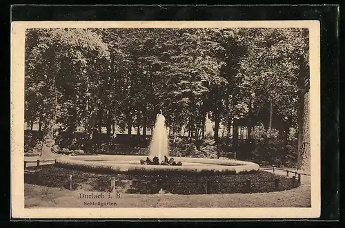 AK Durlach i. B., Schlossgarten mit Brunnen