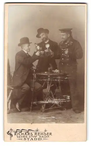 Fotografie Ricahrd Rehder, Stade, Matrse in Uniform mit Freunden beim Schwarzbier Umtrunk