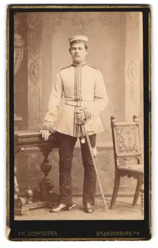 Fotografie Fr. Schroeder, Brandenburg a. H., Kürassier in Uniform Kürassier Rgt. Nr. 6 mit Säbel und Portepee