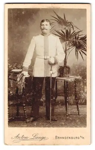 Fotografie Anton Lange, Brandenburg / Havel, Kürassier in Uniform des Kürassier Rgt. mit Säbel