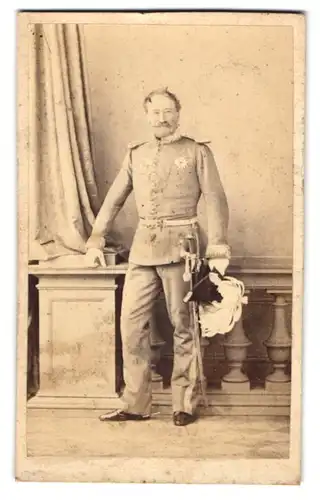 Fotografie Hudemann, München, bayerischer höfischer Offizier in Uniform mit Zweispitz und Orden