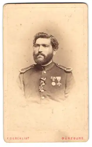 Fotografie F. Siebenlist, Würzburg, Offizier mit Orden Eisernes Kreuz, Schuppen Epauletten