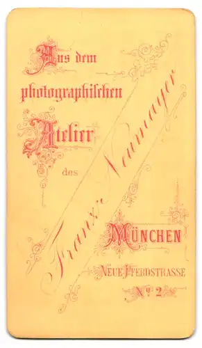 Fotografie Franz Neumayer, München, Soldat in Uniform mit Orden an der Brust nebst seiner Frau, Kriegsausmarsch, Kulisse