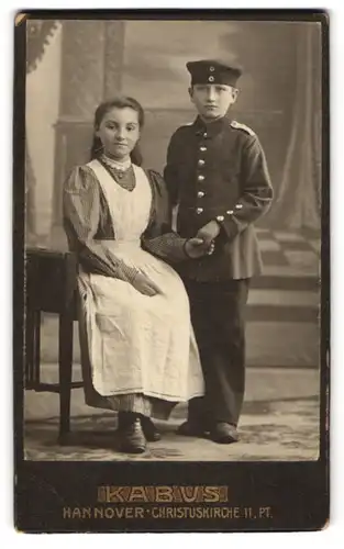 Fotografie Kabus, Hannover, junger Knabe als Soldat in Uniform nebst seiner Freundin zum Kriegsausmarsch