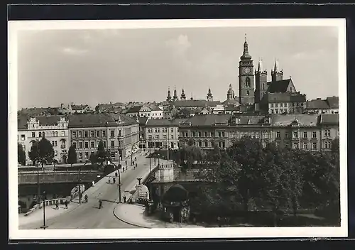 AK Königgrätz / Hradec Kralove, Strassenpartie mit Gebäudeansicht