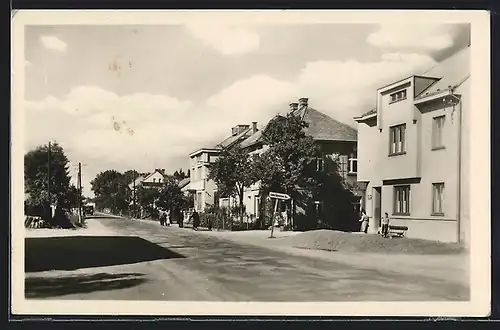 AK Ostromer, Strasse mit Wohnhäusern