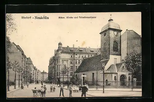 AK Berlin-Neukölln, Schadomastrasse mit Böhm. Kirche, Ecke Richard-Platz