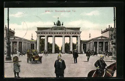 AK Berlin, Passanten und Polizisten vor dem Brandenburger Tor, Fotomontage