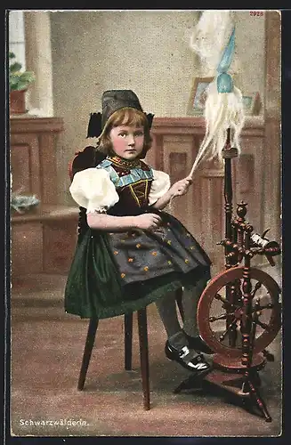 AK Niedliches Mädchen in Schwarzwälder Tracht am Spinnrad sitzend