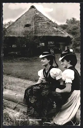 AK Zwei junge Frauen in Schwarzwälder Tracht vor dem Bauernhaus sitzend