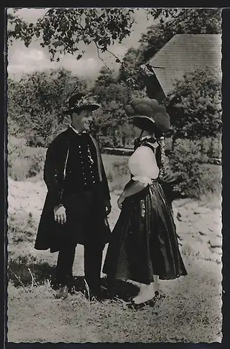 AK Paar in Gutacher Tracht auf einer Wiese stehend