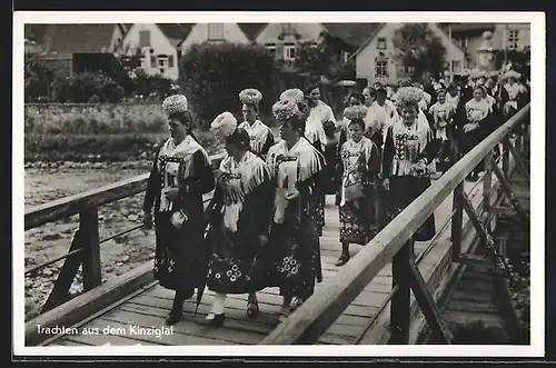 AK Kinzigtal, Frauen in Tracht auf einer Brücke