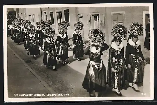 AK Schäppelmädchen in Tracht bei einer Parade