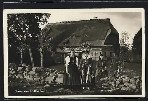 AK Frauen in Schwarzwälder Tracht vor dem Bauernhaus stehend