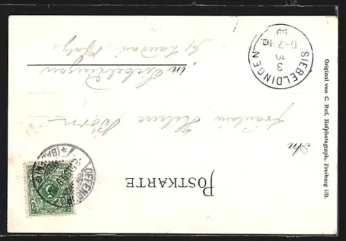 AK Junge Paare in Schwarzwälder Tracht, vor dem Haus