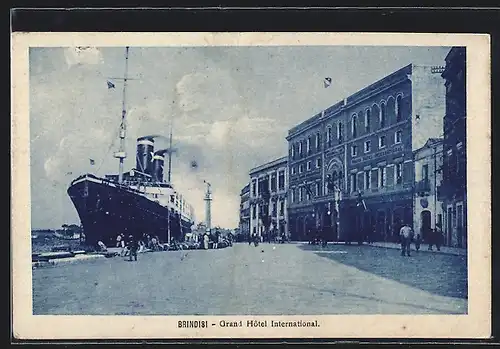 AK Brindisi, Grand Hotel International, Dampfer am Hafen