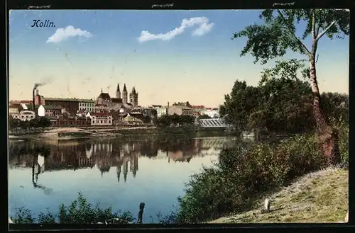AK Kolin, Partie am Ufer der Elbe, Blick auf die Stadt zu den Kirchen und den Fabriken