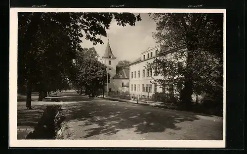 AK Revnicov, Strassenansicht mit Kirche