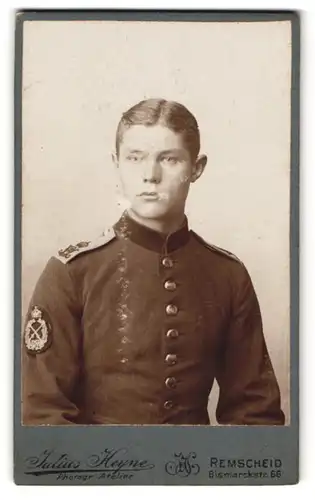 Fotografie Julius Heyne, Remscheid, Bismarckstr. 66, junger Soldat in Uniform, Ärmelabzeichen Eichenkranz mit Musketen