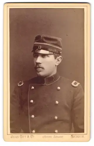 Fotografie Jean Gut & Co., Zürich, Portrait Schweizer Soldat in Uniform mit Mütze