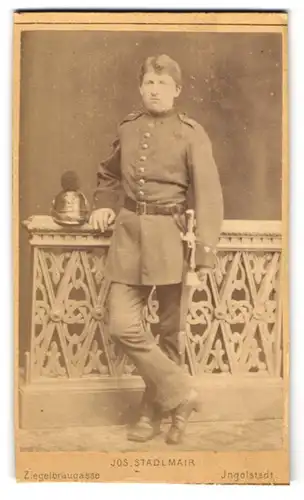 Fotografie Jos. Stadlmair, Ingolstadt, Ziegelbräugasse, Soldat in Uniform nebst Raupenhelm