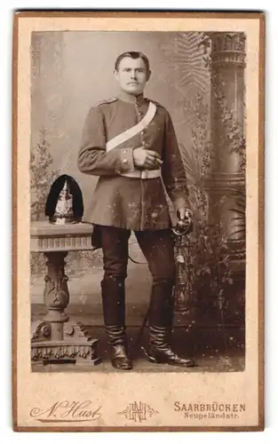 Fotografie N. Hust, Saarbrücken, Neugeländstrasse, Soldat in Uniform mit Säbel & Pickelhaube