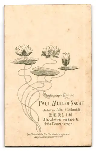 Fotografie Paul Müller Nachf., Berlin, Blücherstr. 6, Garde-Soldat mit Säbel & Pickelhaube mit Paradebusch