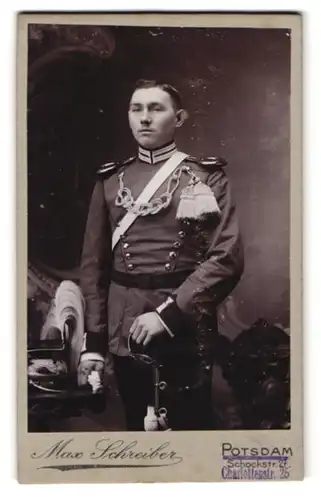 Fotografie Max Schreiber, Potsdam, Charlottenstrasse 25, Garde-Ulan in Uniform nebst Tschapka