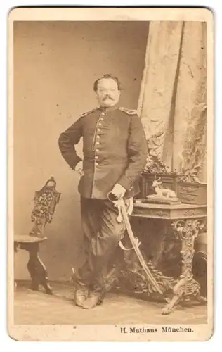 Fotografie H. Mathaus, München, Schwanthalerstrasse 4, beleibter Soldat in Uniform mit Epauletten & Säbel