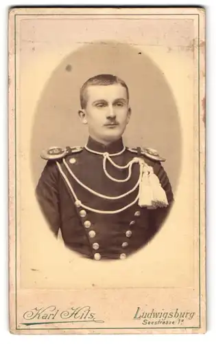Fotografie Karl Hils, Ludwigsburg, Seestrasse 1a, Ulan in Uniform mit Epauletten