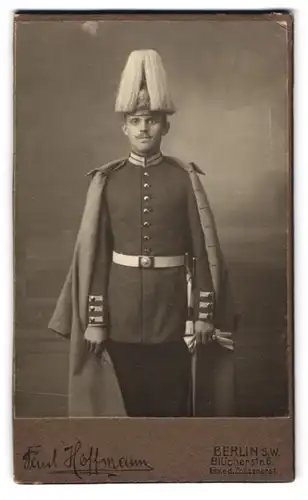 Fotografie Paul Hoffmann, Berlin, Blücherstrasse 6, Preussischer Garde-Grenadier in Uniformmit Pickelhaube & Paradebusch