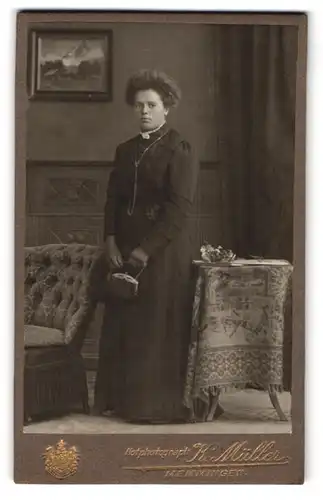 Fotografie K. Müller, Memmingen, Vor dem Ulmer Tor, Dame mit Handtasche und vollem Haar